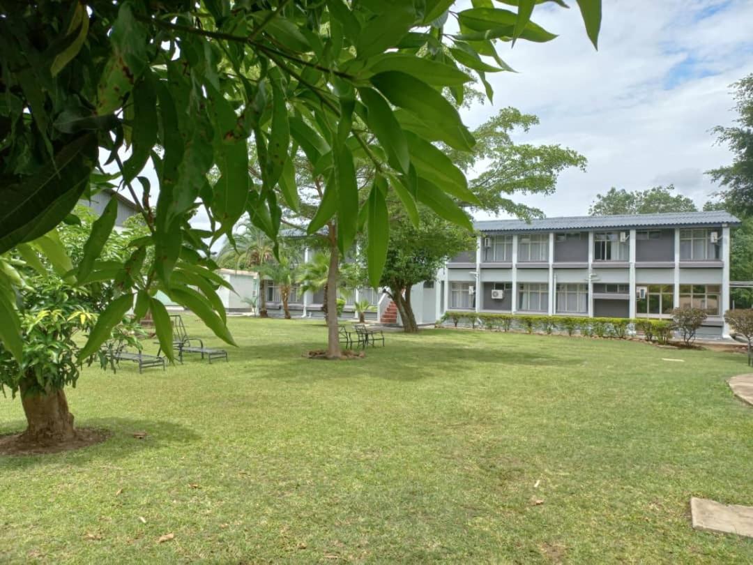 Crescent Lodge ลิฟวิงสโตน ภายนอก รูปภาพ