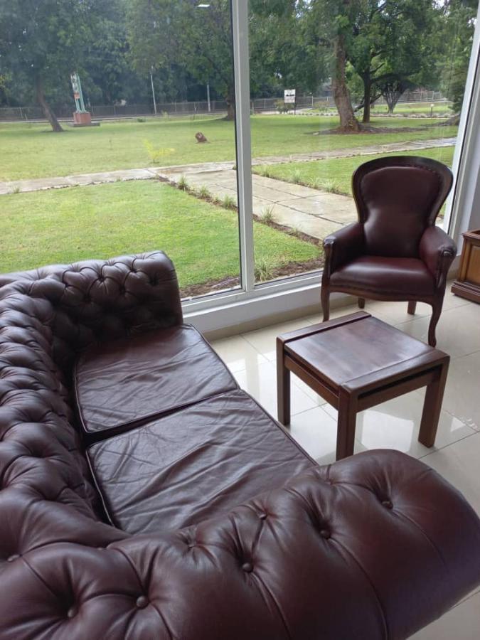 Crescent Lodge ลิฟวิงสโตน ภายนอก รูปภาพ